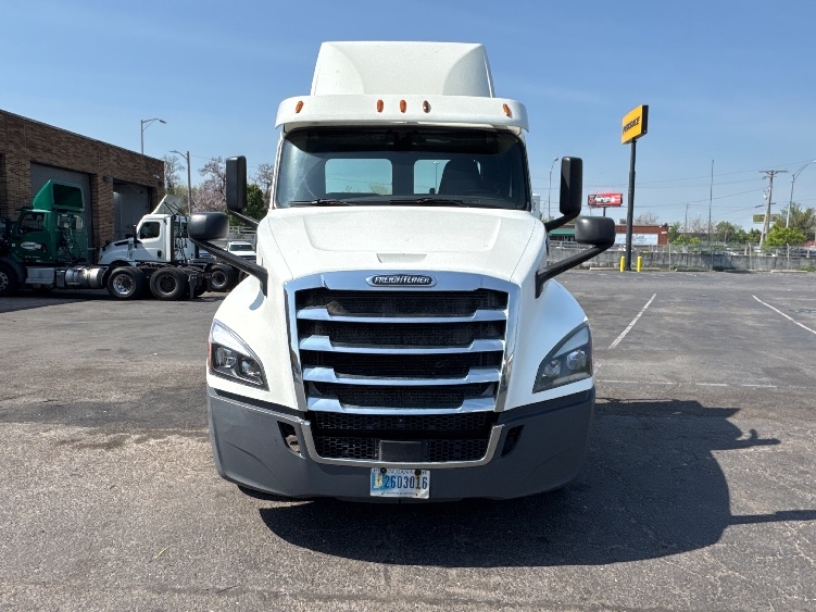 2018 Freightliner Cascadia in Baltimore, MD — photo 2