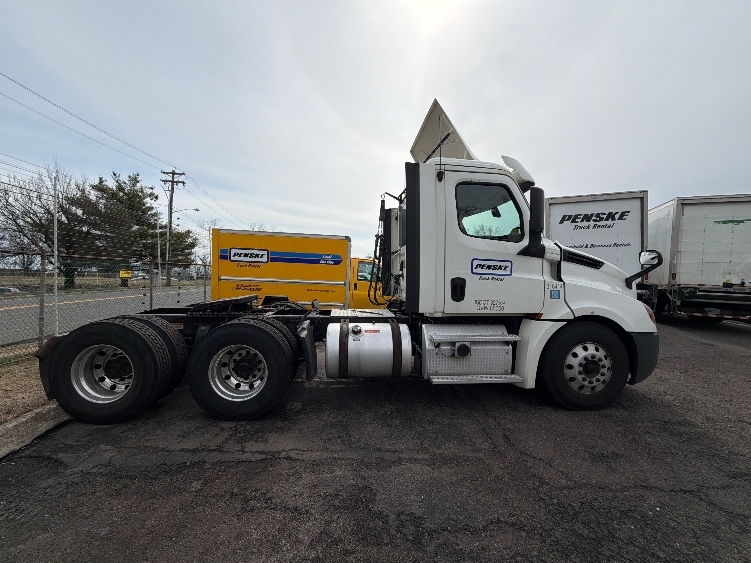 2018 Freightliner Cascadia in Edison, NJ — photo 8