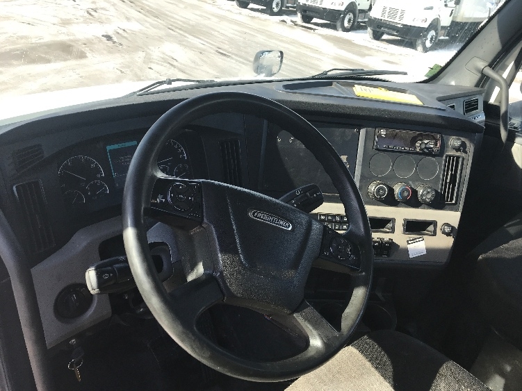 2018 Freightliner Cascadia in Brooklyn Park, MN — photo 10