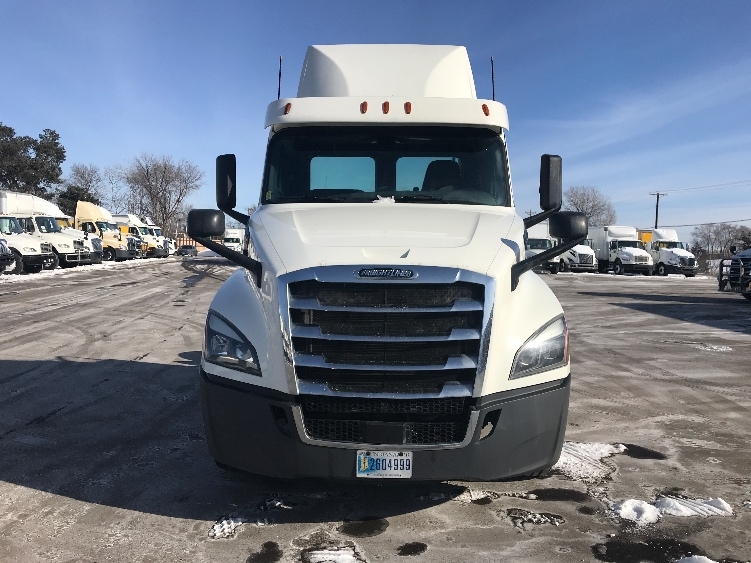 2018 Freightliner Cascadia in Brooklyn Park, MN — photo 2
