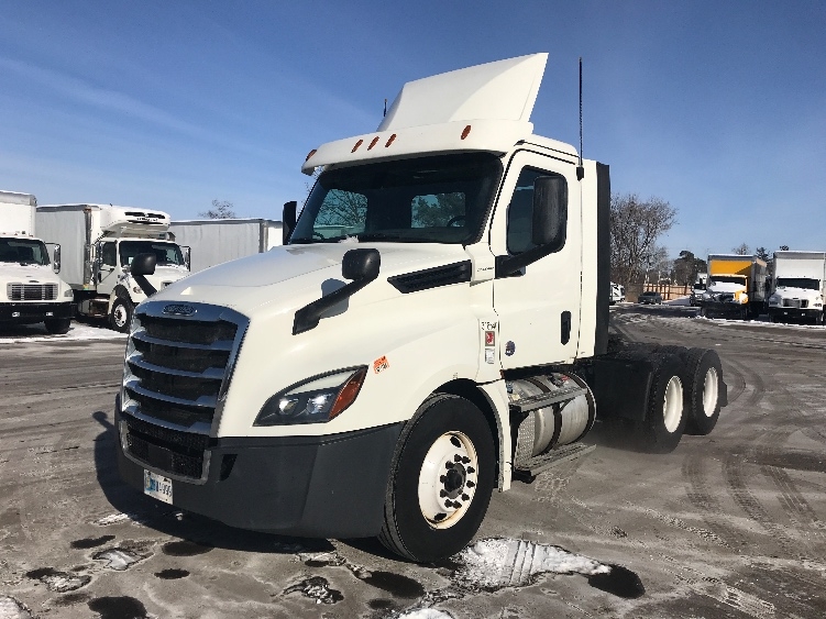 2018 Freightliner Cascadia in Brooklyn Park, MN — photo 3