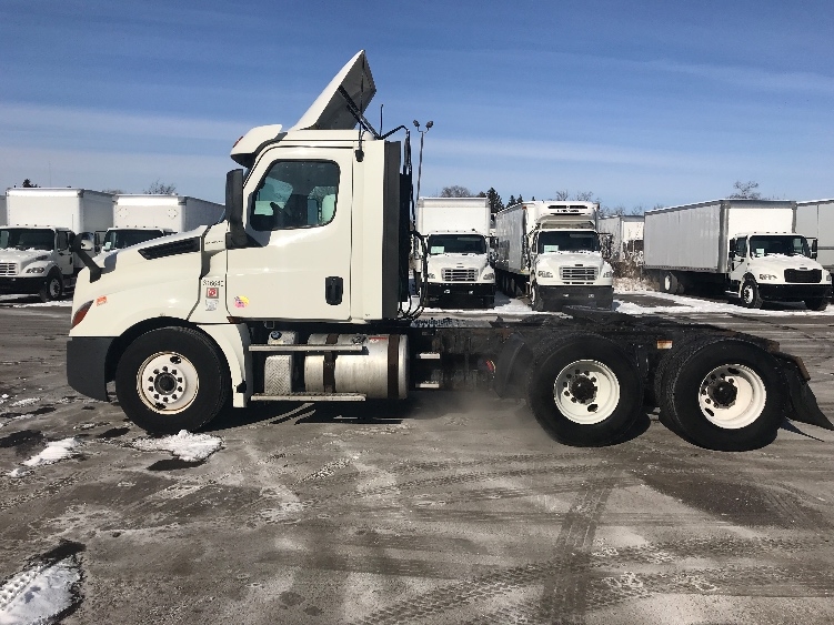 2018 Freightliner Cascadia in Brooklyn Park, MN — photo 4