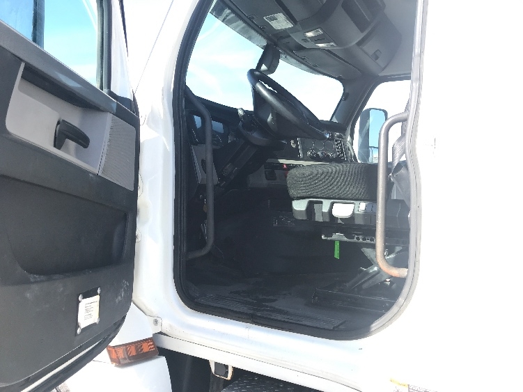 2018 Freightliner Cascadia in Brooklyn Park, MN — photo 9