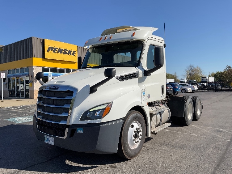 2018 Freightliner Cascadia in Rochester, NY — photo 3