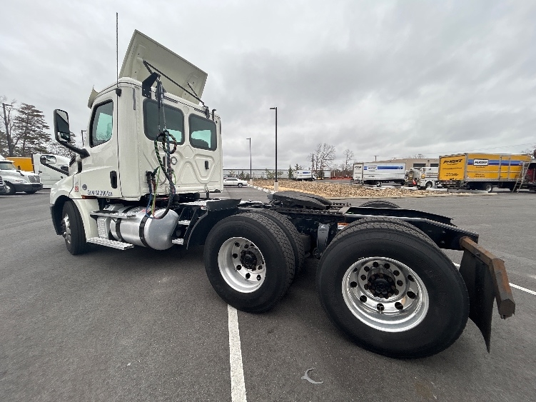 2019 Freightliner Cascadia in Linden, NJ — photo 5
