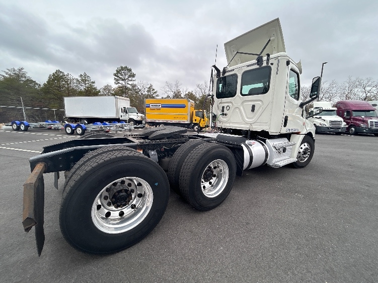2019 Freightliner Cascadia in Linden, NJ — photo 7