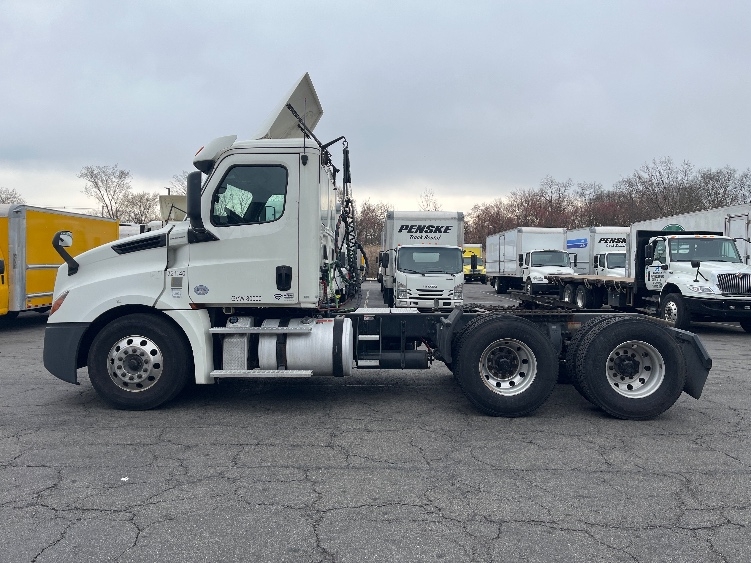 2019 Freightliner Cascadia in Parsippany, NJ — photo 4