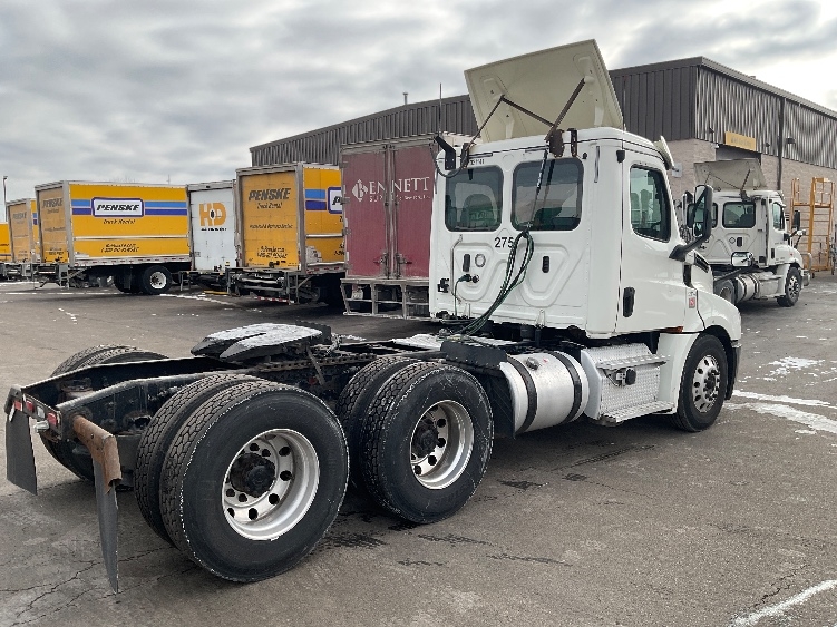 2019 Freightliner Cascadia in Linden, NJ — photo 6