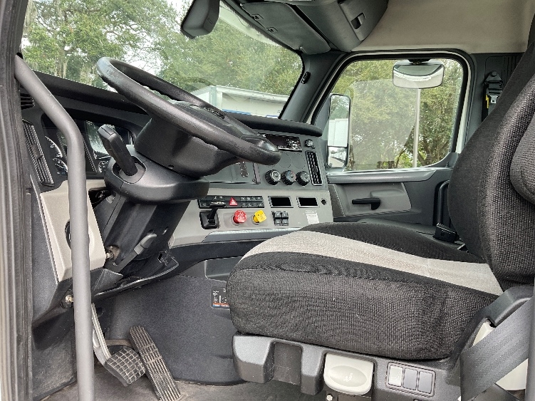 2019 Freightliner Cascadia in Tampa, FL — photo 10