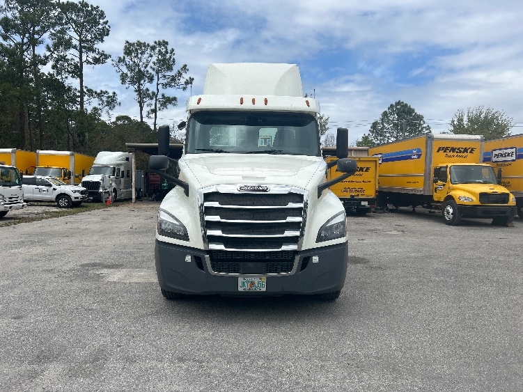 2019 Freightliner Cascadia in Tampa, FL — photo 2