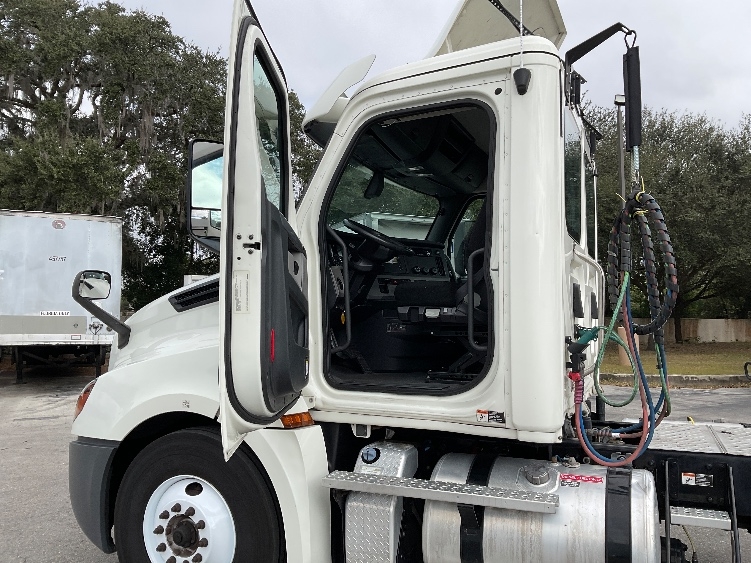 2019 Freightliner Cascadia in Tampa, FL — photo 9