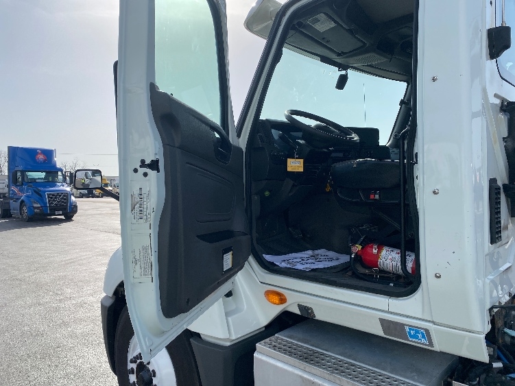 2019 International LT in La Porte, IN — photo 9