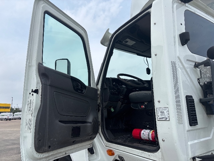 2019 International LT in Arlington, TX — photo 9