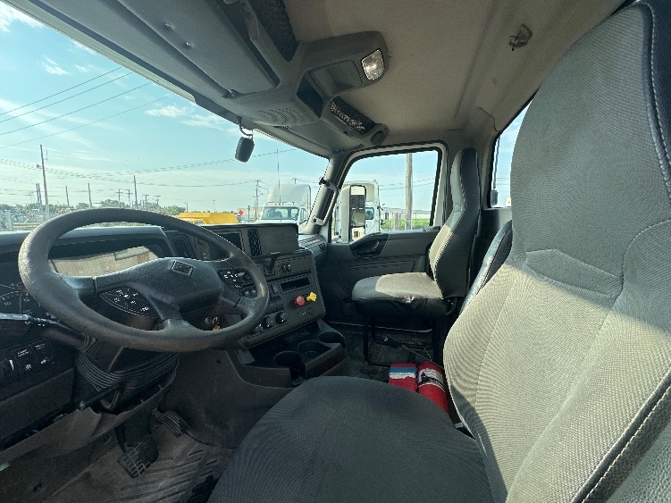 2019 International LT in Waxahachie, TX — photo 10