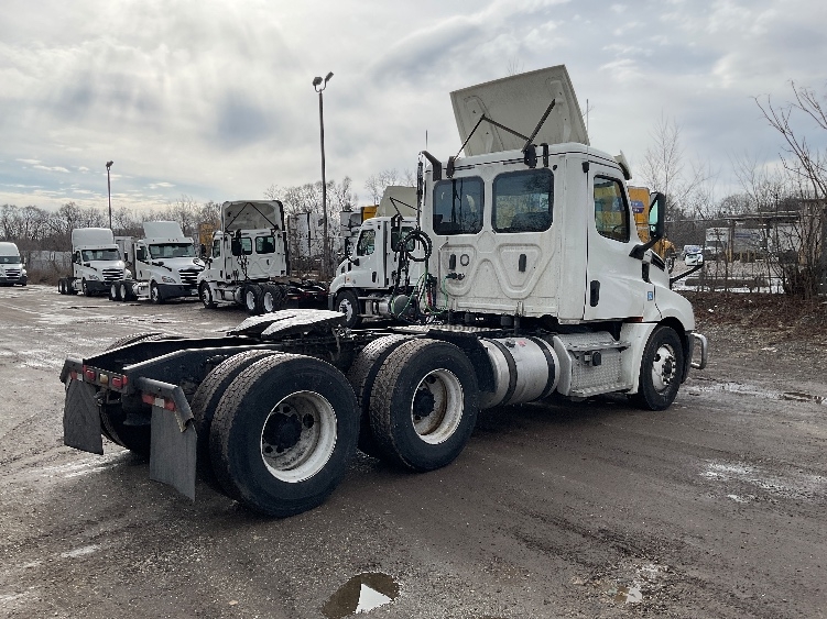 2019 Freightliner Cascadia in Chicago (Melrose Park), IL — photo 7
