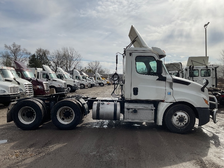 2019 Freightliner Cascadia in Chicago (Melrose Park), IL — photo 8