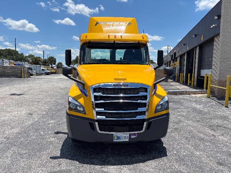 2019 Freightliner Cascadia in Ocala, FL — photo 2