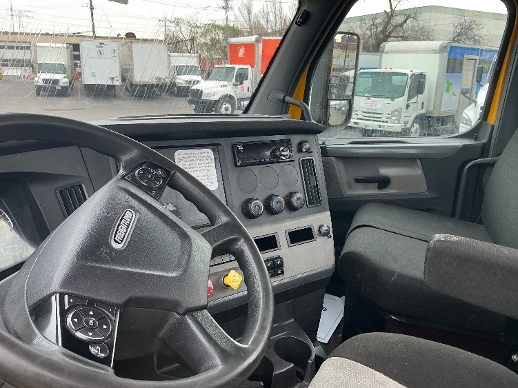 2019 Freightliner Cascadia in Earth City, MO — photo 10