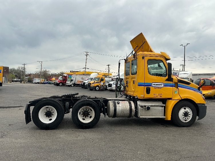2019 Freightliner Cascadia in Earth City, MO — photo 8