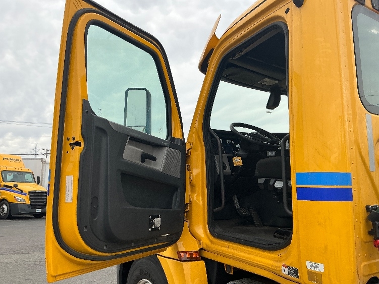 2019 Freightliner Cascadia in Earth City, MO — photo 9