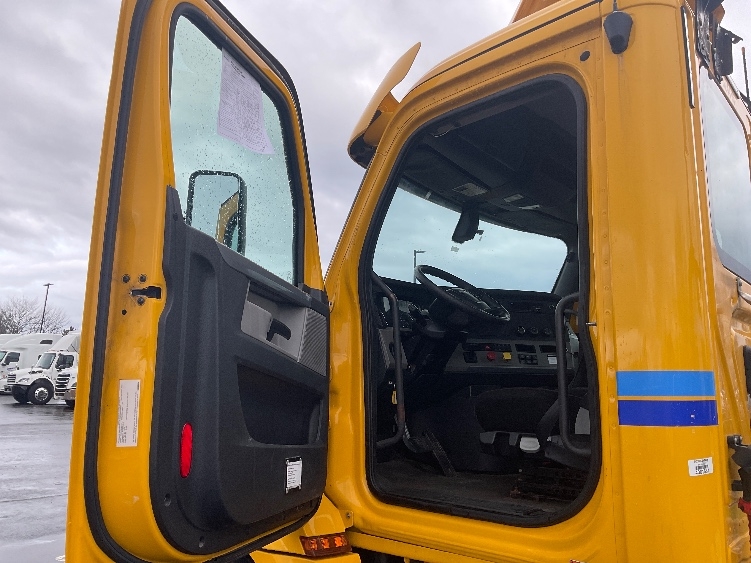 2019 Freightliner Cascadia in Akron, OH — photo 9