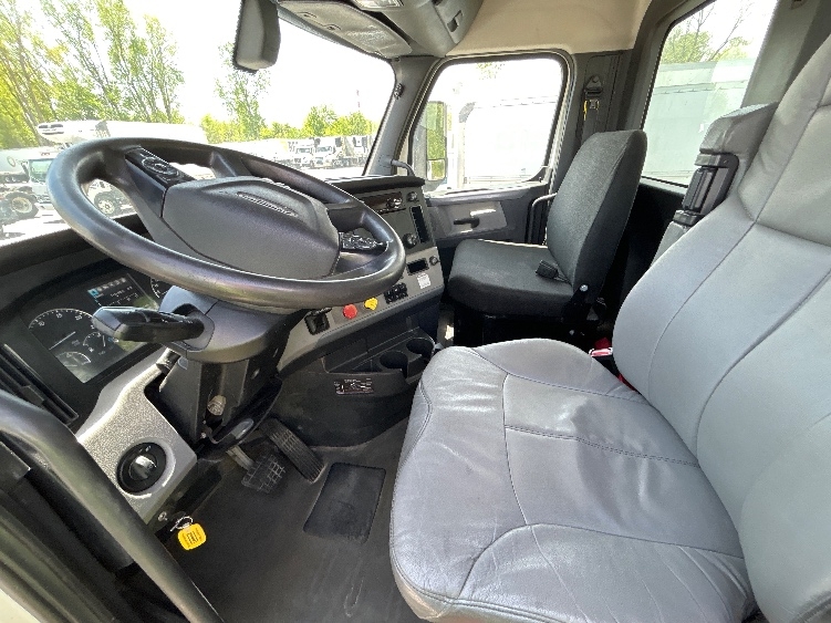 2019 Freightliner Cascadia in Lansing, MI — photo 10