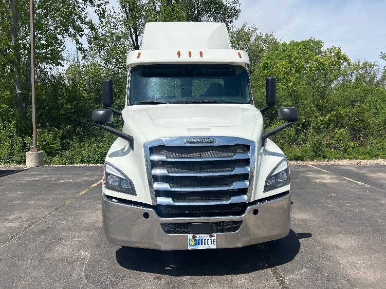 2019 Freightliner Cascadia in Lansing, MI — photo 2