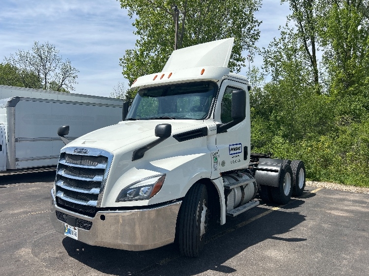 2019 Freightliner Cascadia in Lansing, MI — photo 3