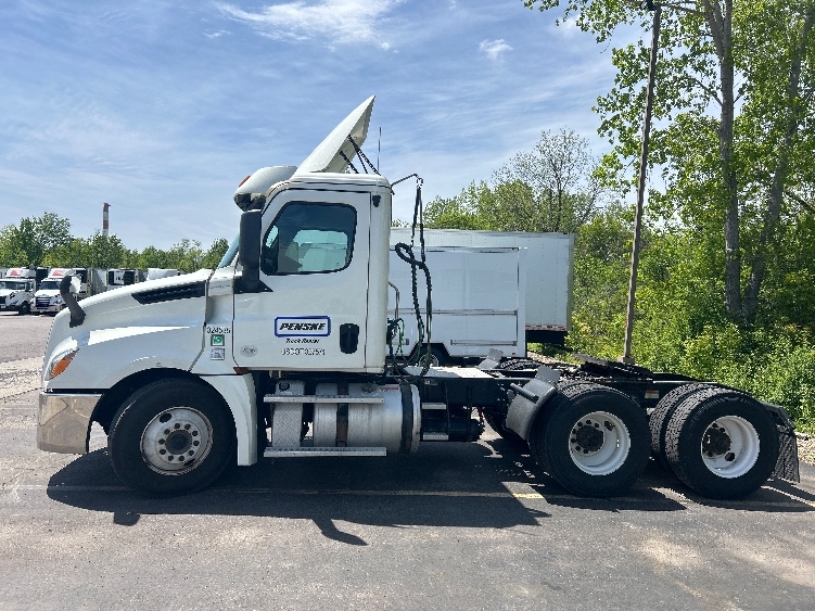 2019 Freightliner Cascadia in Lansing, MI — photo 4