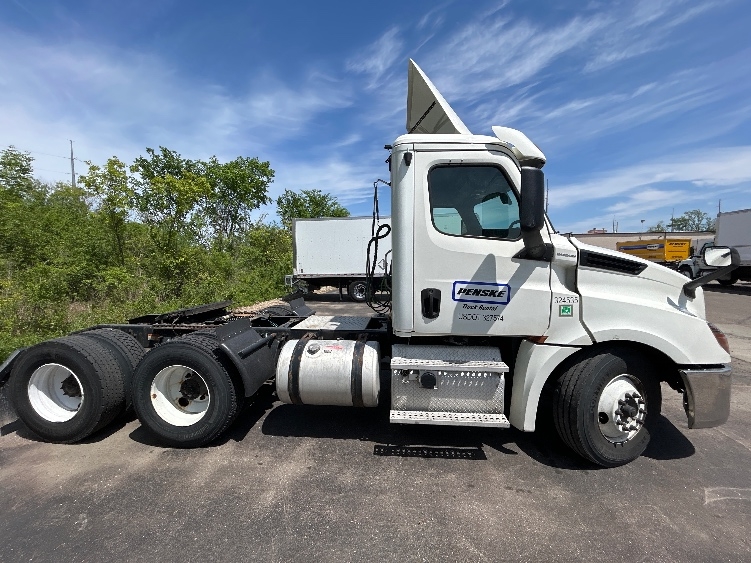 2019 Freightliner Cascadia in Lansing, MI — photo 8