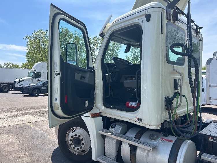 2019 Freightliner Cascadia in Lansing, MI — photo 9
