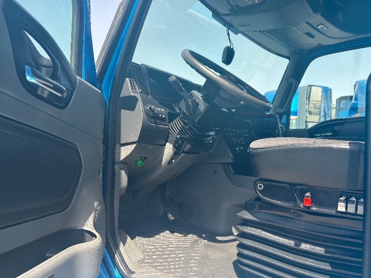 2021 International LT in El Paso, TX — photo 9