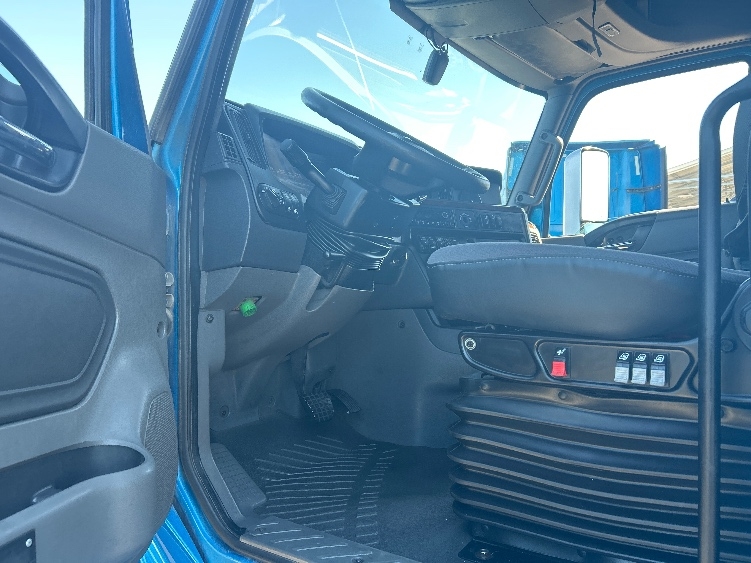 2021 International LT in El Paso, TX — photo 9