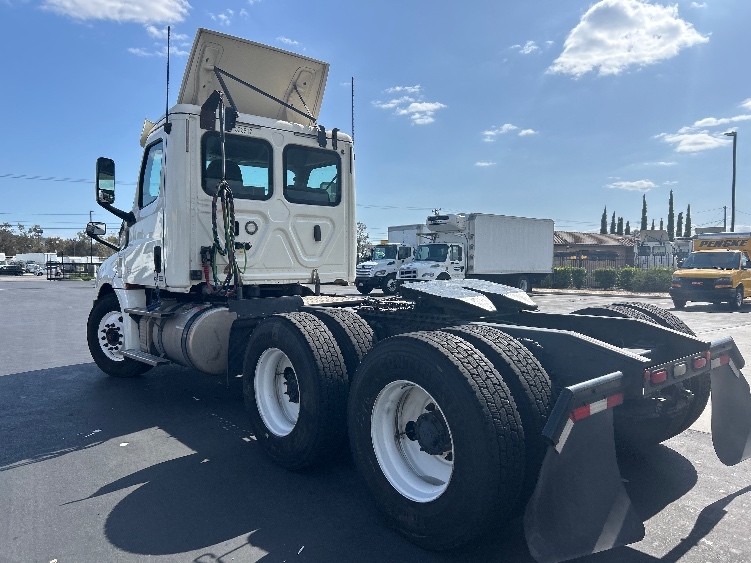 2019 Freightliner Cascadia in Fontana, CA — photo 5
