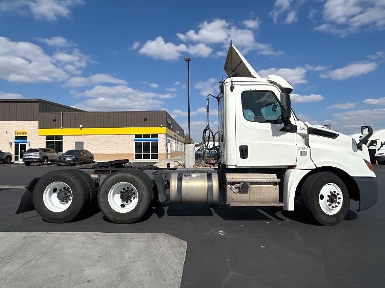 2019 Freightliner Cascadia in Fontana, CA — photo 8