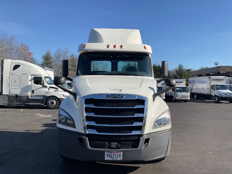 2019 Freightliner Cascadia in Capitol Heights, MD — photo 2