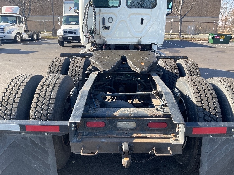 2019 Freightliner Cascadia in Capitol Heights, MD — photo 6