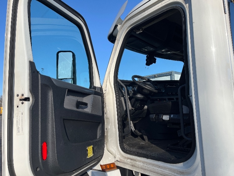 2019 Freightliner Cascadia in Parsippany, NJ — photo 9