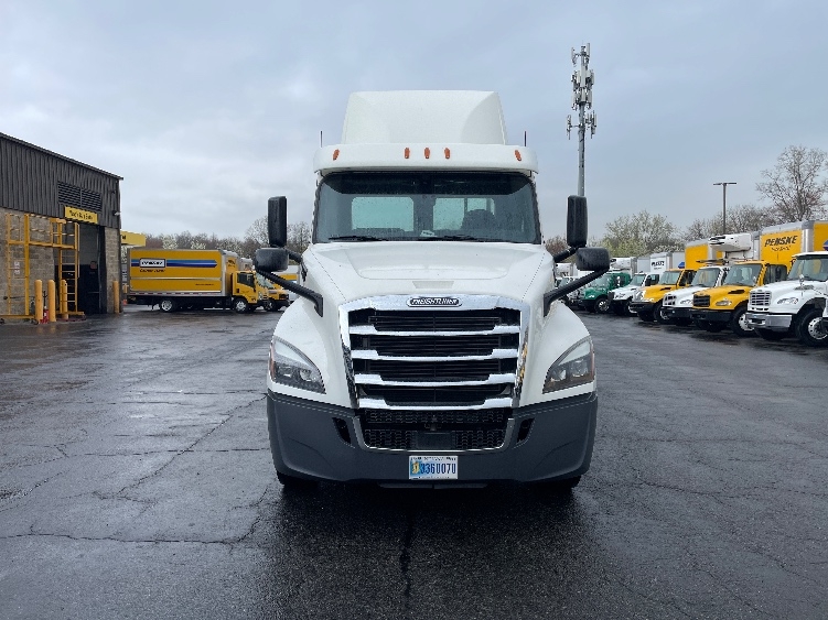 2019 Freightliner Cascadia in Parsippany, NJ — photo 2