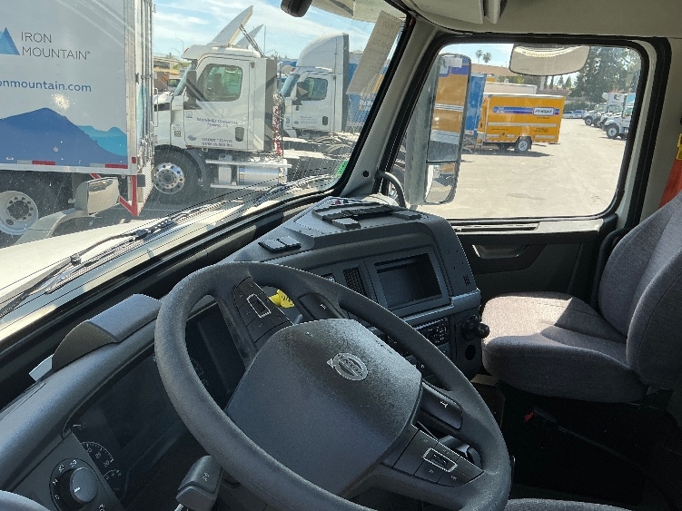 2019 Volvo VNL 300 in West Sacramento, CA — photo 10