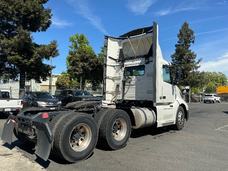 2019 Volvo VNL 300 in West Sacramento, CA — photo 7