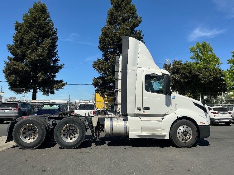 2019 Volvo VNL 300 in West Sacramento, CA — photo 8