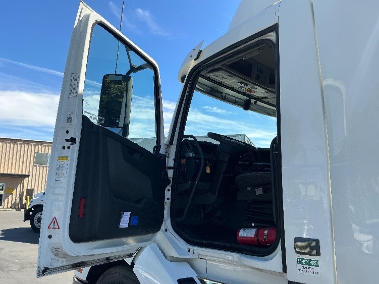 2019 Volvo VNL 300 in West Sacramento, CA — photo 9