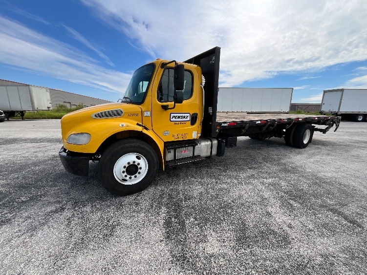 2019 Freightliner M2 106 in Tampa, FL — photo 3