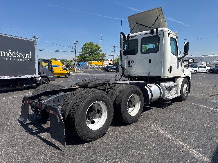 2019 Freightliner Cascadia in Baltimore, MD — photo 7