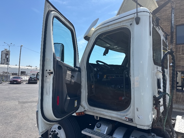 2019 Freightliner Cascadia in Baltimore, MD — photo 9