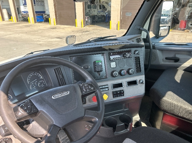 2019 Freightliner Cascadia in Flint, MI — photo 10