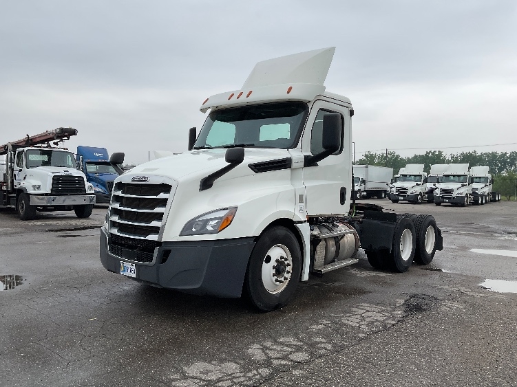2019 Freightliner Cascadia in Flint, MI — photo 3
