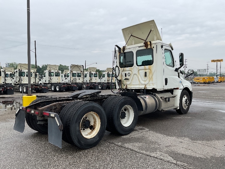2019 Freightliner Cascadia in Flint, MI — photo 7