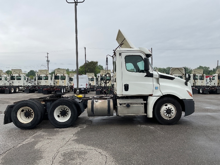 2019 Freightliner Cascadia in Flint, MI — photo 8
